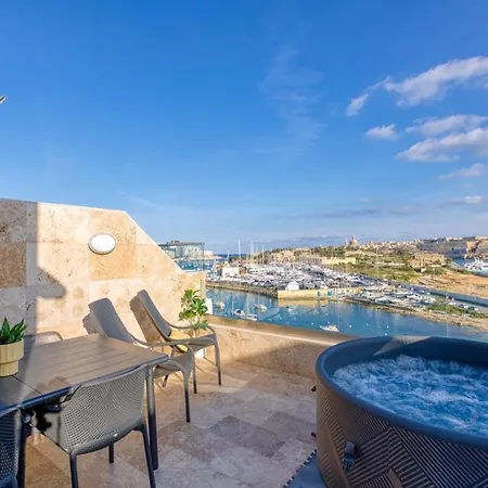 Modern Seafront Penthouse With Views Of Valletta *