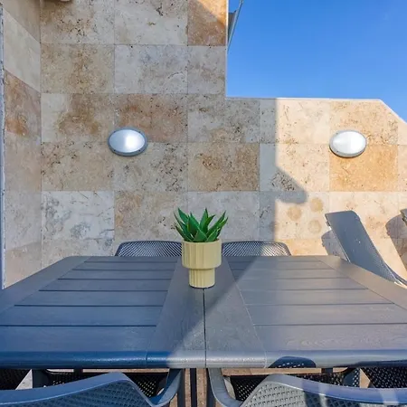 Modern Seafront Penthouse With Views Of Valletta شقة